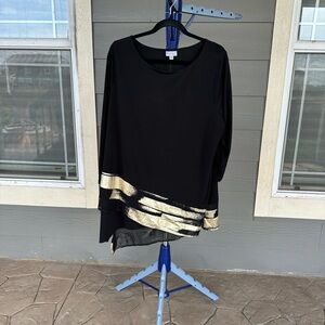 Vip knits black/gold quarter length sleeves tunic. Size 18/20